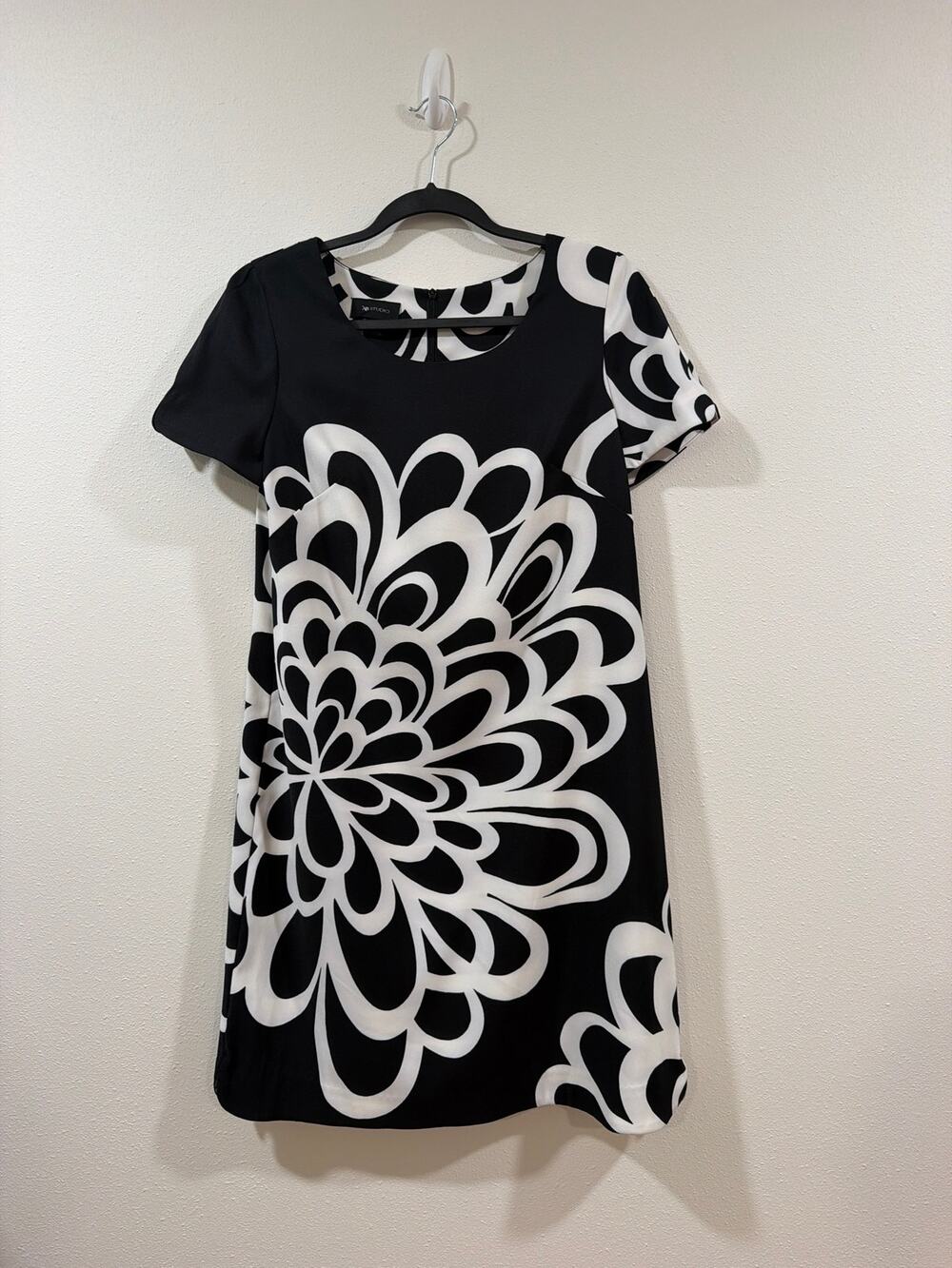 B Studio Shift Dress Size 8 Black White Print Stretch Career Floral